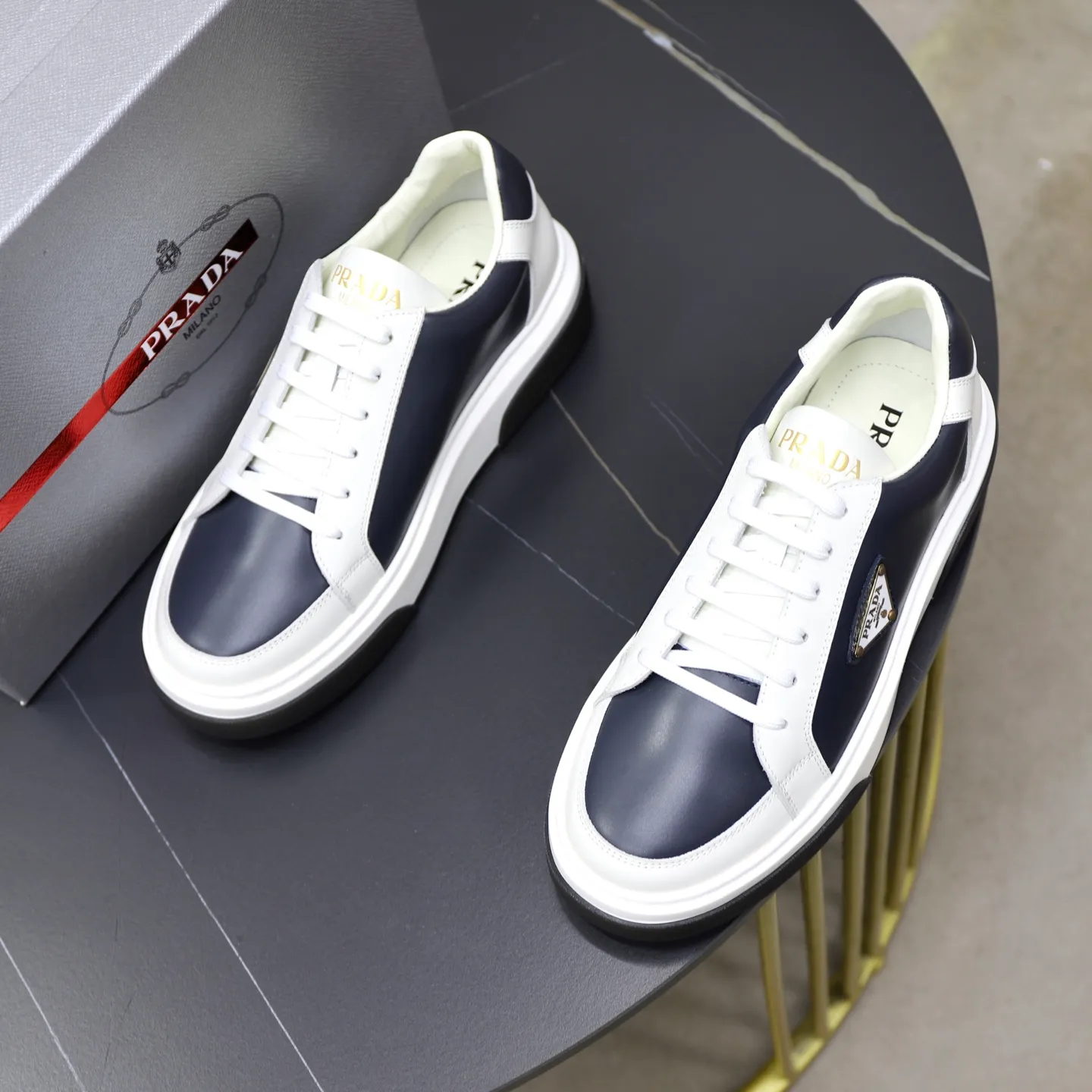 Factory price: 720💰Top original order Brand: PRADA (Prada) Standard code: Men's size 38/44 (45 can be customized) Grade: Same as the official website Material: Original cowhide stitching imported cowhide lining Original combination two-color wear-resistant soft outsole Style category: Leisure and sports version Young fashion European and American trend British style Color: Actual picture color